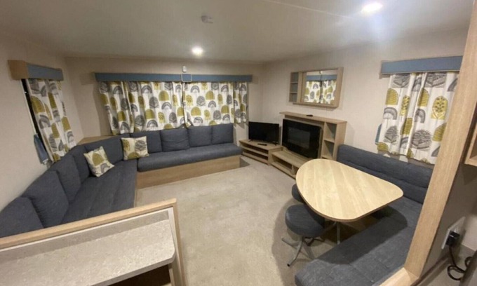 Allhallows Apartment | Hillside Sleeps 6