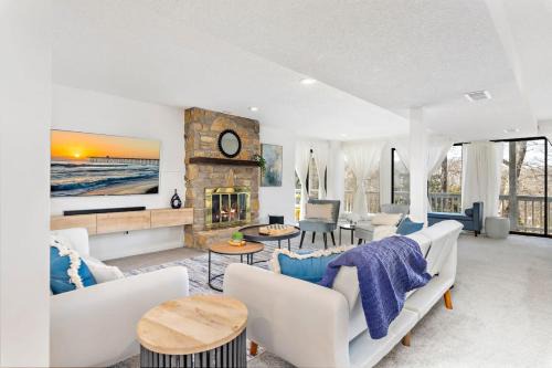 Bucyrus House | Hillside vacation next to Overland Park Kansas nature trail grill and fun