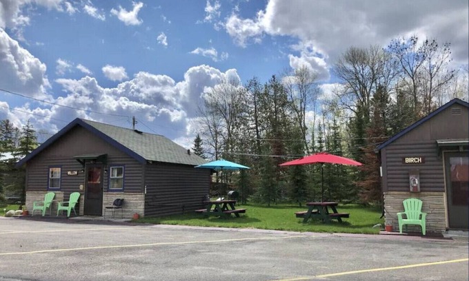 International Falls Cabin | Hilltop Lodge - Maple -Queen Cabin