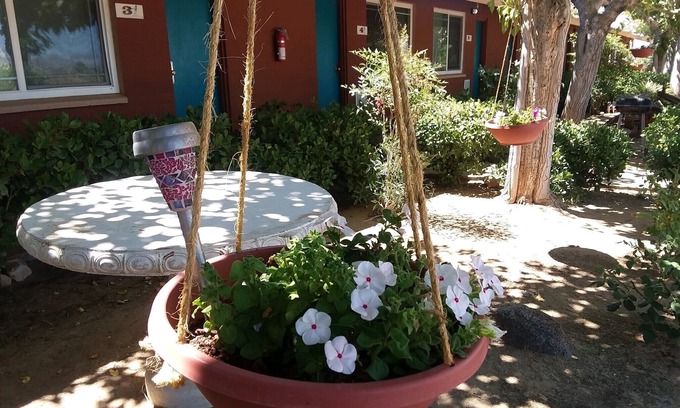 Apple Valley Hotel | Hilltop Tavern and Inn
