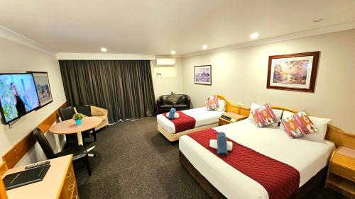 Young Hotel | Hilltops Retreat Motor Inn