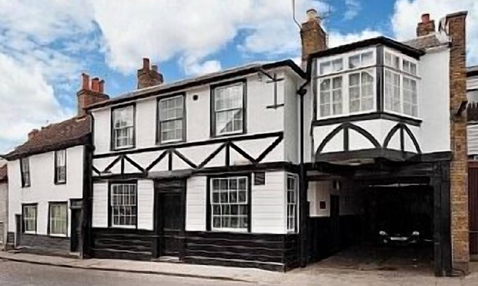 Chipping Ongar House | Hire your own pub exclusively for 12 guests in the ultimate luxury lock in!