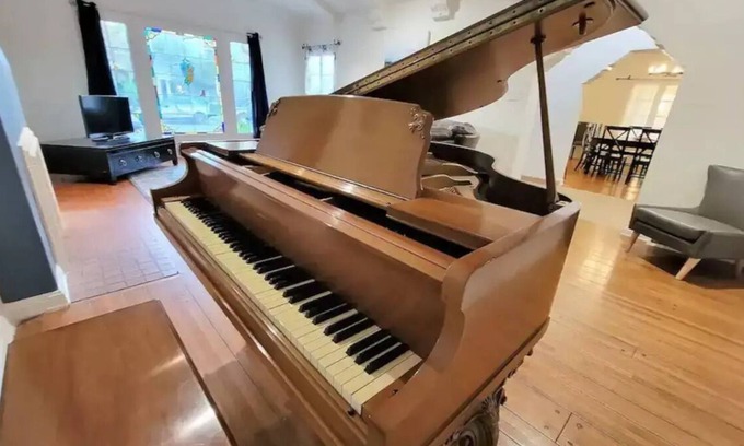 Carthay Circle House | Historic 3BR in LA's Most Desirable Neighborhood!