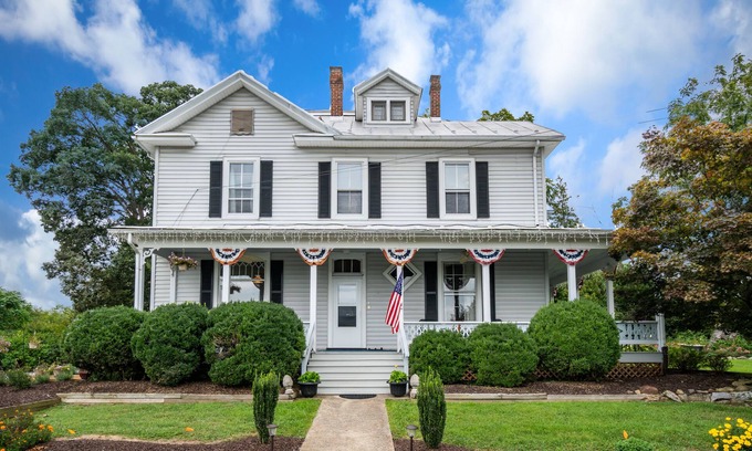 Luray House | Historic 6 BR 6.5 BA home with Stunning Views