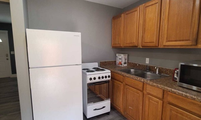 Pinewood Park Apartment | Historic District within minutes of downtown