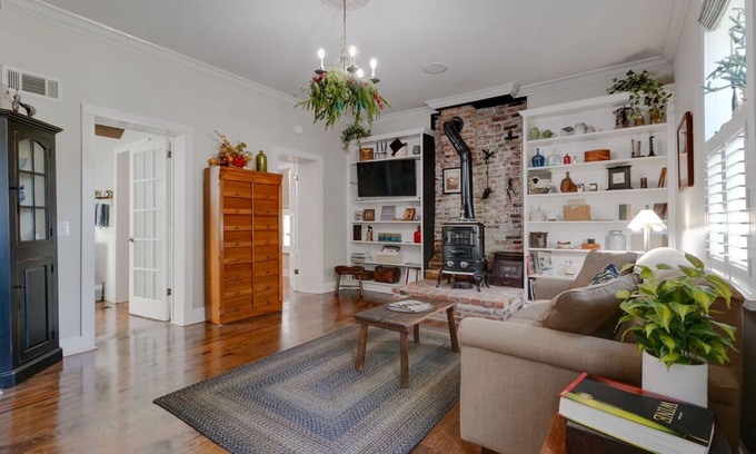 St. Charles Cottage | Historic headquarters of city founder! Gated parking!