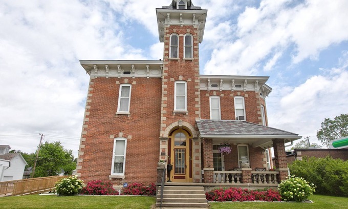 Knightstown House | Historic Home With Antiques And Modern Amenities On The Historic National Road