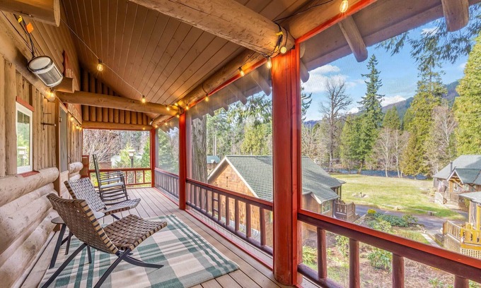 McKenzie Bridge Cabin | Historic Hoover Cabin in McKenzie Bridge near Loloma Lodge and Tokatee Golf Club