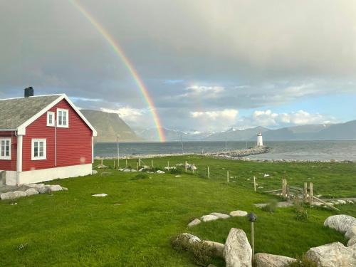 Godøy House | Historic Lighthouse Keeper's House At Høgstein