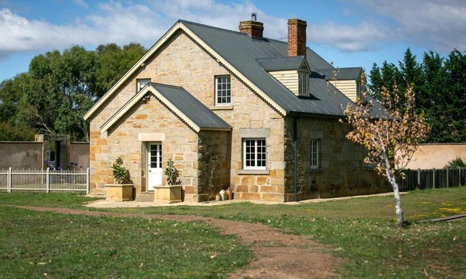 Ross Villa | Historic Sandstone Ross Farmhouse