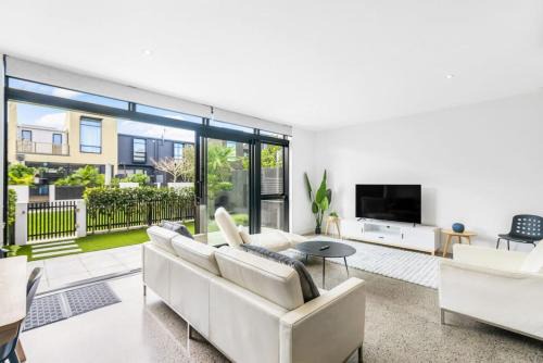 Hobsonville House | Hobsonville Point Enchanter with Parking and Wi-fi