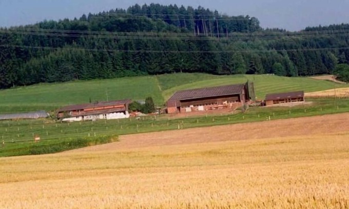 Dietikon District Apartment | "Hof Eggweid" flat with a view of the mountains