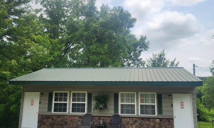 Eminence Cottage | Hogan's Hideout Duplex #16 Cozy and charming