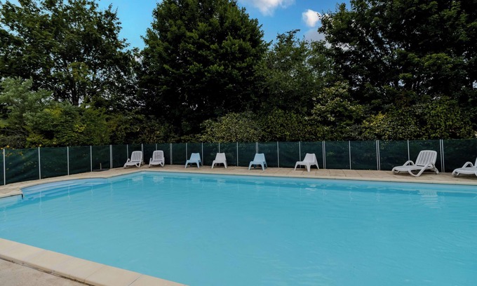 La Boissiere-d’Ans House | Holiday Home 'La Barge' with Shared Pool, Private Terrace and Wi-Fi