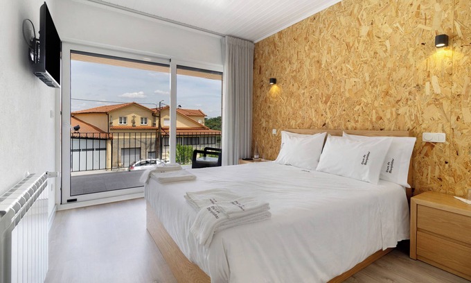 Valpacos Apartment | Holiday Bedroom 'Quarto Duplo Terreio' with Mountain View, Wi-Fi and Air Conditioning