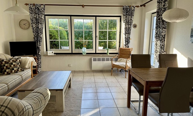 Friedrichskoog-Spitze House | Holiday Home 'Nordsee Huus' with Private Terrace, Shared Garden and Wi-Fi