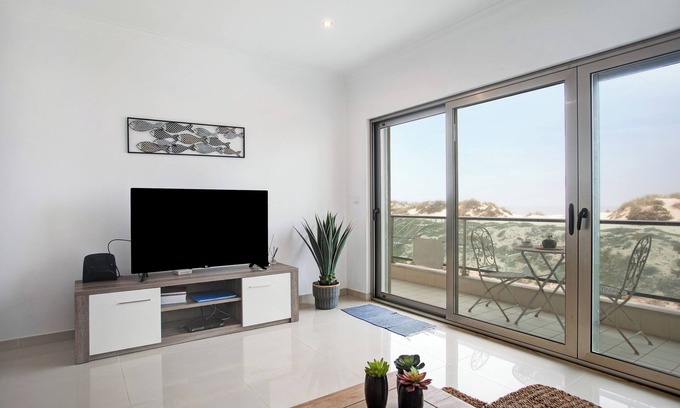 Peniche de Cima House | Holiday Home 'A O - Azul Aprumado' with Shared Terrace, Balcony and Wi-Fi