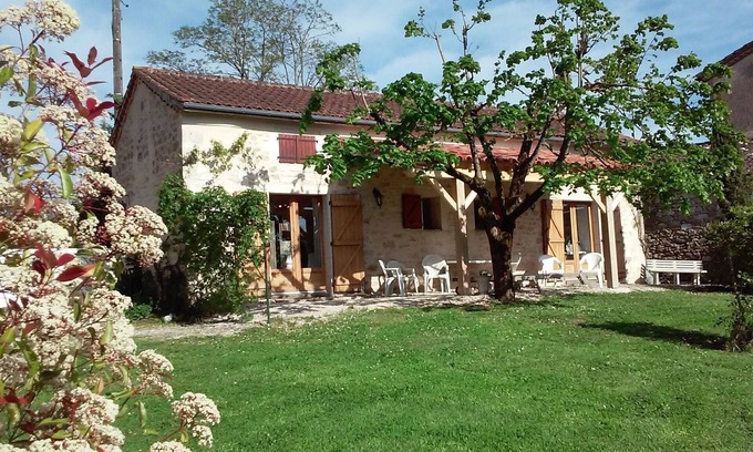 Sauzet House | Holiday Home 'Ancienne Forge Restaurée' with Private Pool, Private Terrace and Wi-Fi