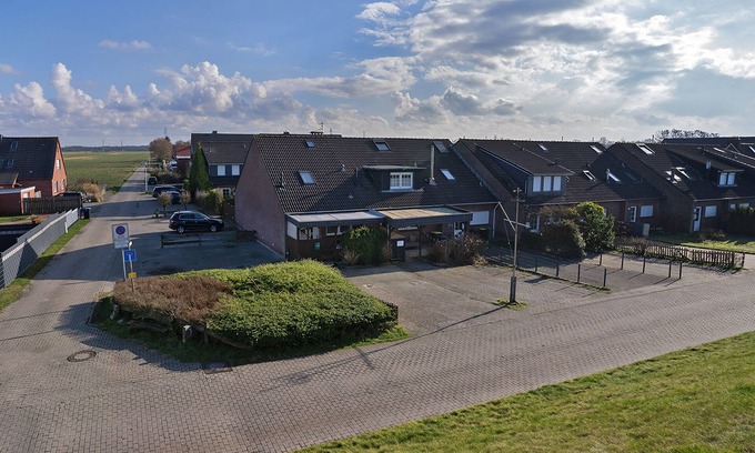 Norddeich House | Holiday Home 'Biene Am Meer' with Private Terrace and Wi-Fi