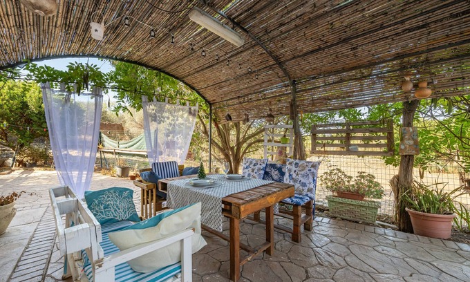 Villa San Pietro House | Holiday Home 'Casa Francesca' with Mountain View, Wi-Fi and Air Conditioning