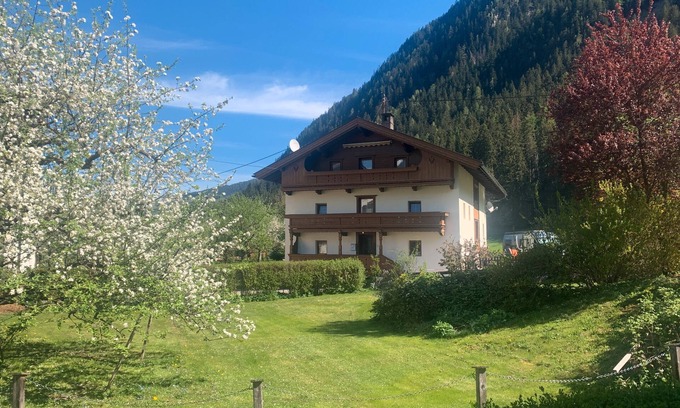 Mayrhofen House | Holiday Home 'Durst 2' with Mountain View, Shared Garden and Wi-Fi