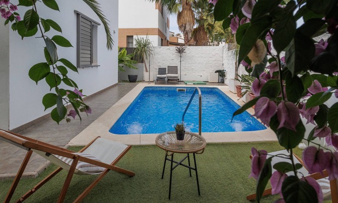 Palomares del Rio House | Holiday Home 'Casa Moderna Con Piscina' with Private Pool, Wi-Fi and Air Conditioning