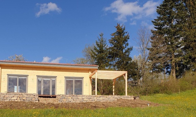 Ochsenhausen House | Holiday Home 'Ferienhaus Summerwiese' with Private Terrace, Private Garden and Wi-Fi