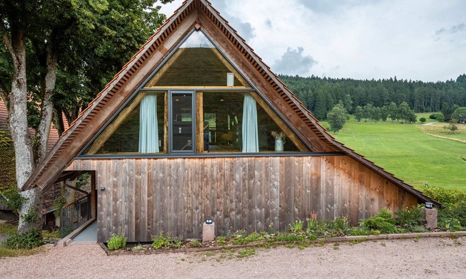 Oberreichenbach House | Holiday Home 'Ferienhaus Kornspeicher' with Mountain View, Terrace and Wi-Fi