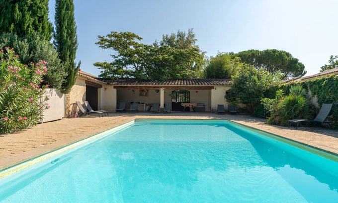 Camaret-sur-Aigues Villa | Holiday Home 'Le Gîte De Tante Berthe' with Mountain View, Private Pool and Wi-Fi