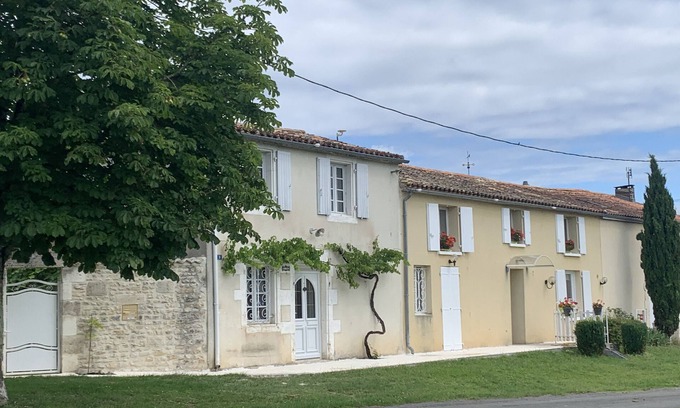 Montignac-Charente House | Holiday Home 'La Maison De Joséphine' with Private Terrace and Wi-Fi
