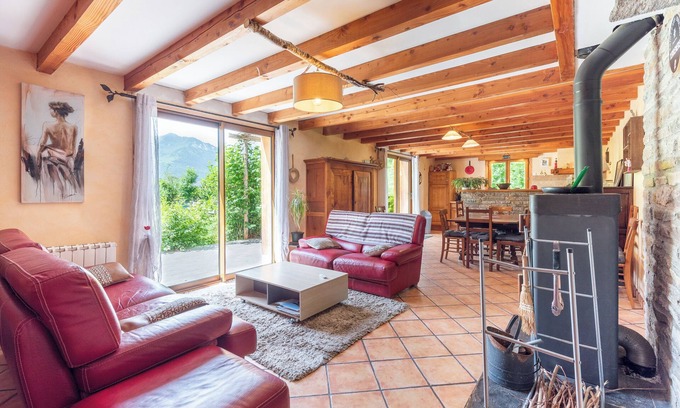 Bazus-Aure House | Holiday Home 'Gite Baupeillas' with Mountain View, Private Terrace and Wi-Fi