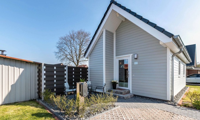 Woehrden House | Holiday Home 'Helgohuus' with Private Terrace, Private Garden and Wi-Fi