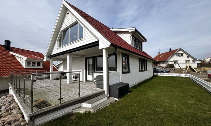 Kungshamn Ski Chalet | Holiday home in beautiful Kungshamn – perfect for two families | SE09079