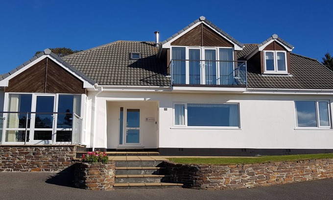 Carlyon Bay House | Holiday Home in Carlyon Bay Sea front position above Charlestown.