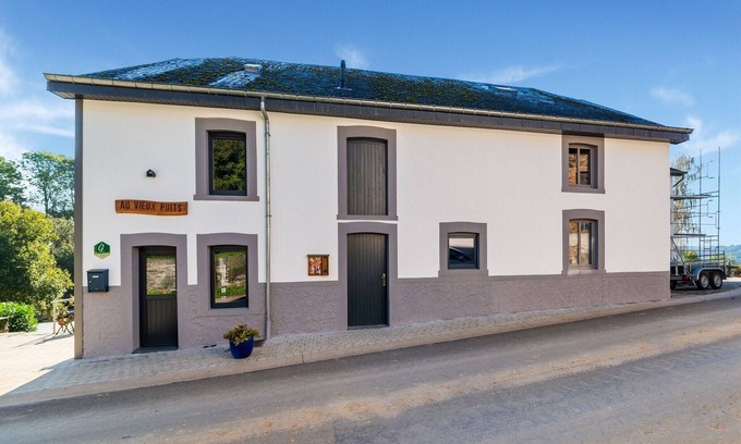 Nadrin House | Holiday Home in Houffaliz with Garden