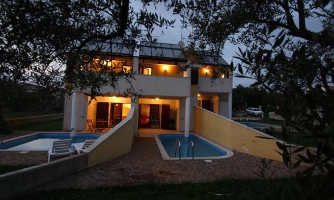 Novigrad House | Holiday Home in Novigrad With Private Pool