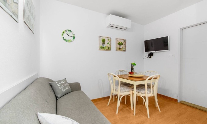 Kukci House | Holiday Home in Poreč with Terrace, Air condition, WIFI, Washing machine (4928-11)