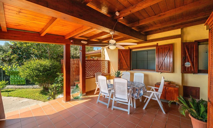 S'oru e Mari House | Holiday Home 'Casa Vacanza Mar Mediterraneo 21' with Private Terrace, Garden and Wi-Fi