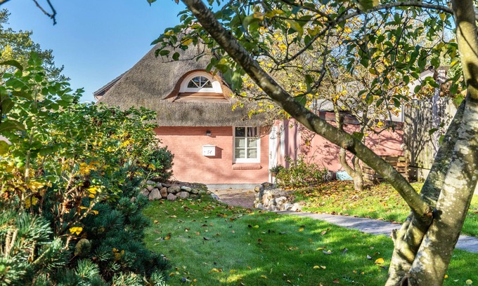 Mildstedt House | Holiday Home "Jules Reetdachkate" with Garden & Wi-Fi