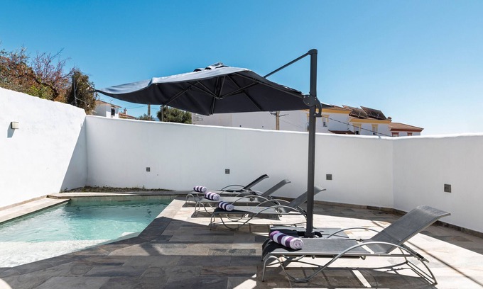 Mondron House | Holiday Home 'La Fuente' with Private Pool, Wi-Fi and Air Conditioning