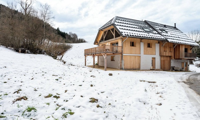 Jarsy House | Holiday Home 'La Grange De Fernande - 8 Personnes' with Mountain View, Terrace and Wi-Fi