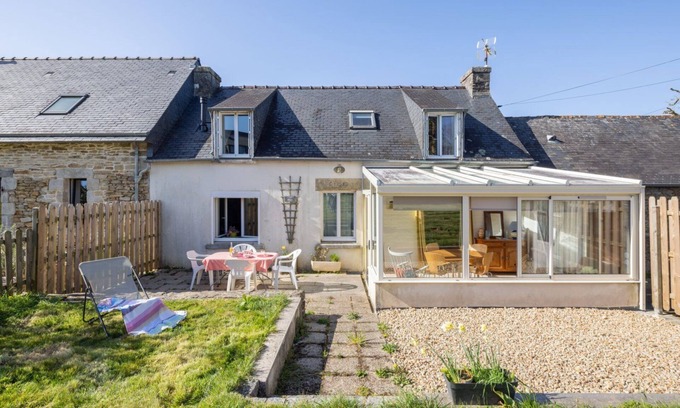 Ergue-Gaberic House | Holiday Home 'Le Jardin De Léonie' with Private Terrace, Private Garden and Wi-Fi