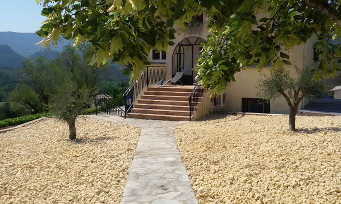 Condorcet House | Holiday Home 'Le Petit Tilleul' with Mountain View, Wi-Fi and Air Conditioning