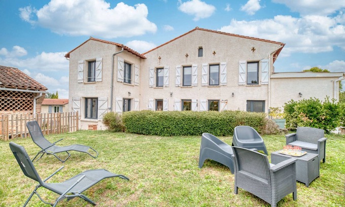 Caraman House | Holiday Home 'Les Echaunes' with Private Terrace, Wi-Fi and Air Conditioning