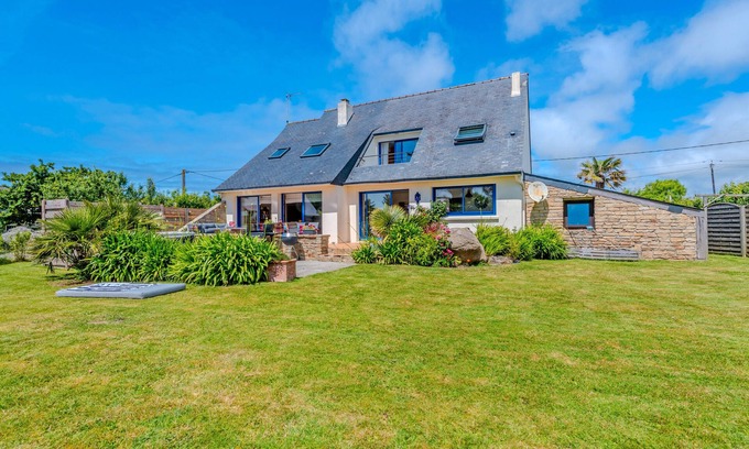 Porspoder House | Holiday Home 'Maison Avec Spa À 700m De La Plage' with Private Terrace, Private Garden and Wi-Fi