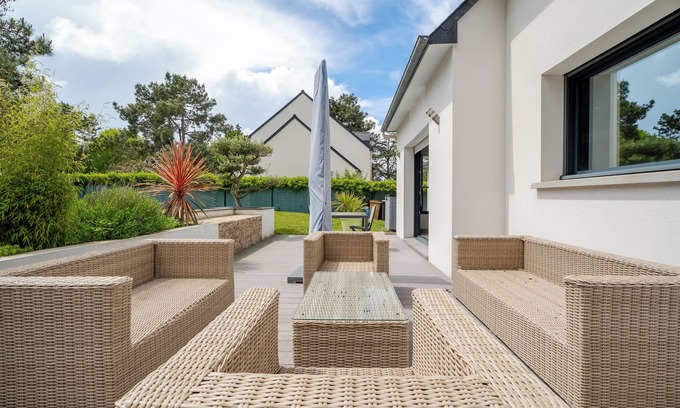 Erquy House | Holiday Home 'Maison Les Hôpitaux Erquy' with Private Terrace and Wi-Fi