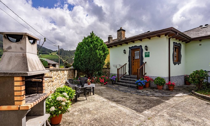 Villayon House | Holiday Home 'Maseda 2' with Mountain View, Shared Terrace and Private Garden