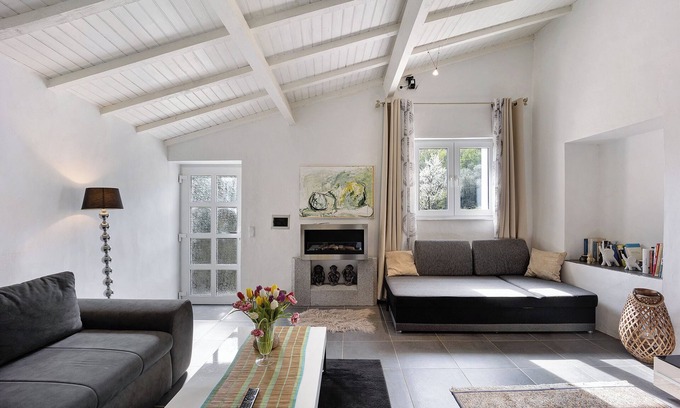 Pietrabruna Apartment | Holiday Home 'Paradies Ligurien' with Mountain View, Shared Pool and Wi-Fi