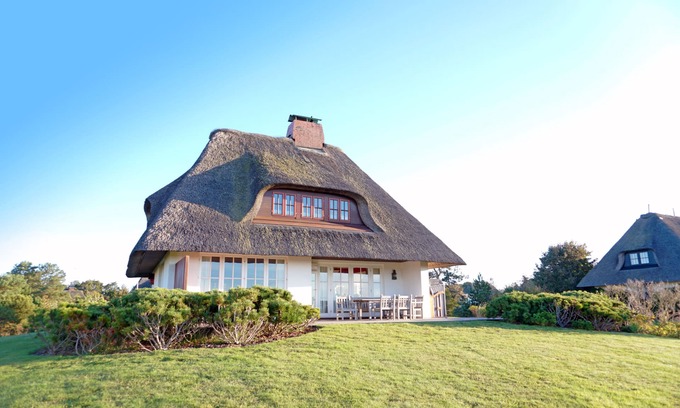 Greveling House | Holiday Home 'Reetdachhaus' with Sea View, Private Terrace and Wi-Fi