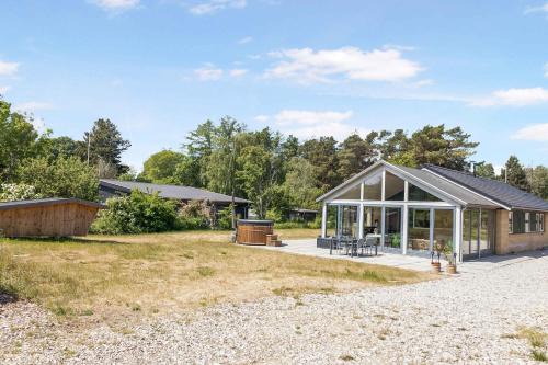 Hoensinge House | Holiday Home With Outdoor Jacuzzi And Shelter